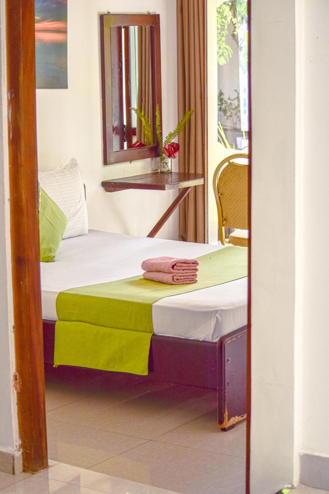 The Bamboo Tree Transit Hotel Katunayaka Extérieur photo